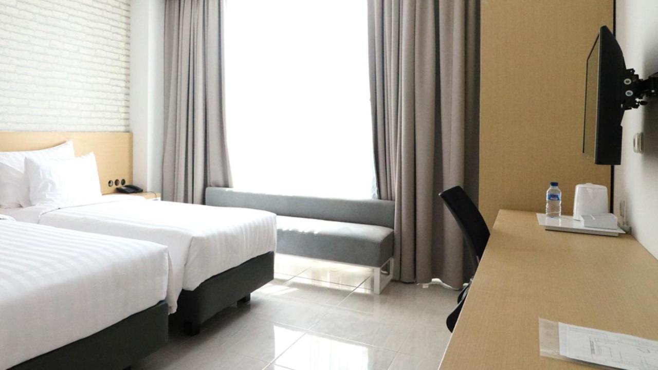 Palm Park Hotel Surabaya Exterior photo